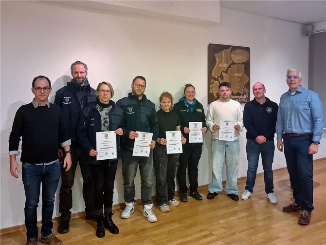 Verstärkung für die Freiwillige Feuerwehr der Verbandsgemeinde Altenahr: Bürgermeister Dominik Gieler (re.) verpflichtete in Gegenwart von Wehrleiter Florian Ulrich (li.) und seinem Stellvertreter Dirk Riske (2. v. re.) Maximilian Radtke, Vanessa Lünsmann, Danilo Langer, Kiara Cieslar, Axinja Nestrowicz, Lukas Mehl (v.l.n.r.) für den Dienst in der Freiwilligen Feuerwehr. (Foto: Niklas Koll / VG Altenahr)