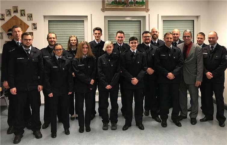 Verstärkung für die Freiwilligen Feuerwehren in der Verbandsgemeinde Montabaur: Als neu ernannte Feuerwehrangehörige unterstützen sie die Wehren vor Ort. Es gratulieren: Jens Weinriefer, Wehrleiter VG Montabaur, (l.), Tobias Haubrich, stellvertretender Kreisfeuerwehrinspekteur (2.v.l.), Andree Stein, Brandschutzdezernent VG Montabaur, (3.v.r.), Jörg Klingberg, Lehrgangsleiter und Wehrführer v. Neuhäusel (4.v.r) und die Stellvertretenden Wehrführer von Neuhäusel: Jörg Albrecht (2.v.r.) und Marcus Schneider (r.). Foto: Verbandsgemeinde Montabaur