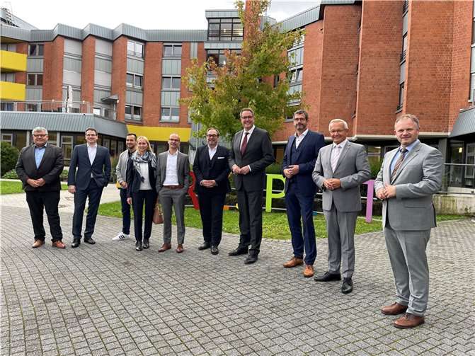 Verstanden sich gut beim Treffen im Heinrich-Haus: (von links) Kreis-Beigeordneter Michael Mahlert, Kreis-Wirtschaftsförderer Harald Schmillen, Digitalkoordinator Torben Schmidt, Büroleiterin Diana Wonka, die Heinrich-Haus-Geschäftsführer Dirk Rein und Thomas Linden, Minister Alexander Schweitzer, Heinrich-Haus-Geschäftsführer Frank Zenzen, Landrat Achim Hallerbach und Oberbürgermeister Jan Einig.Quelle: Kreis Neuwied