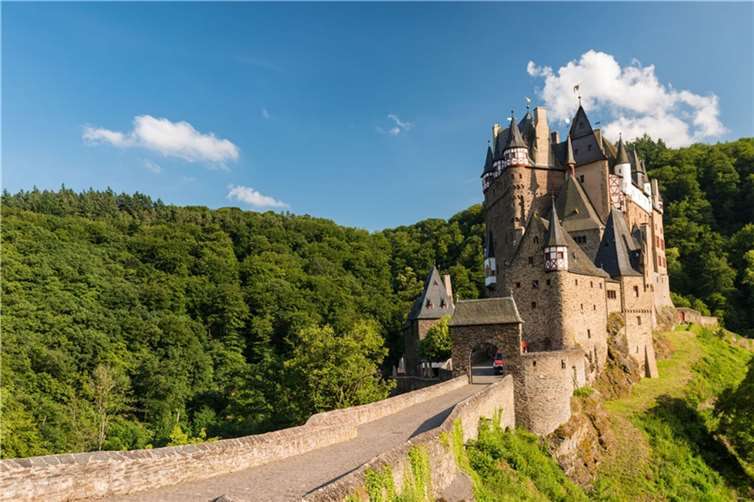 Versteckt im Grün des Elzbachtals ragen die Mauern der Burg Eltz auf.  Foto: Dominik Ketz / Rheinland-Pfalz Tourismus GmbH
