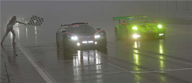 Versteckt im Nebel, die Zieldurchfahrt des siegreichen Manthey Porsche. Foto: BURG