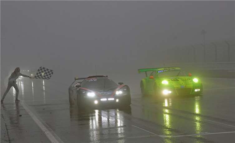 Versteckt im Nebel: die Zieldurchfahrt des siegreichen Manthey-Porsche.BURG