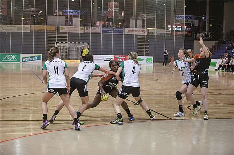 Versuch zwecklos: #13 Prudence Kinlend (am Ball) findet keine Lücke.