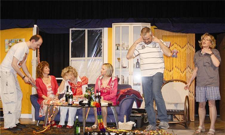 Versuche Maximilians, das Irrenhaus seiner Verlobten und seiner Großmutter zu erklären, schlagen fehl.  DL