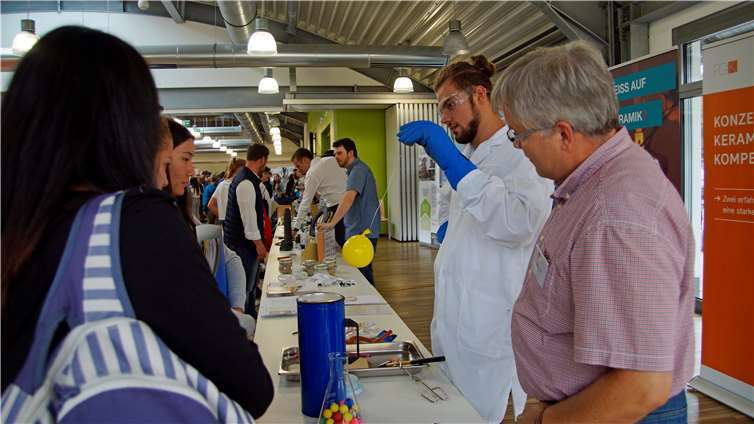 Versuche mit flüssigem Stickstoff veranschaulichten den Beruf des Prüftechnologen.