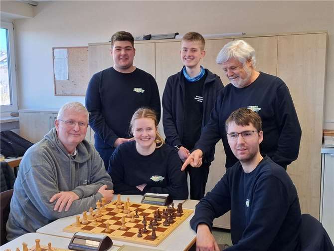 Verteidigten ohne Partieverlust ihre Spitzenposition in der Rheinlandliga: (am Brett v.l.) Thorsten Kammer, Elisa Naumann, Luca Häusler; (stehend v.l.) Julian Köhler, Roman Windscheif, Jürgen Kaster.  Foto: privat