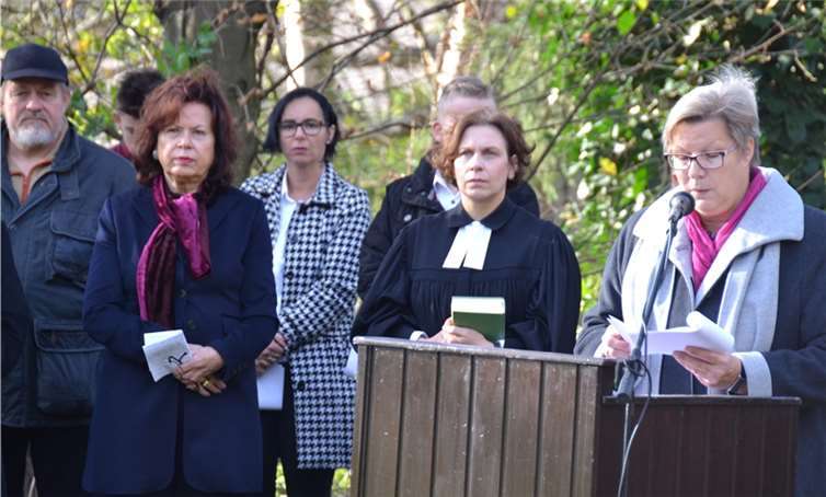 Verteidigung der Demokratie und der Freiheit fordert Swisttals Bürgermeisterin Petra Kalkbrenner (re.) in ihrer Ansprache zum Volkstrauertag.Weigert