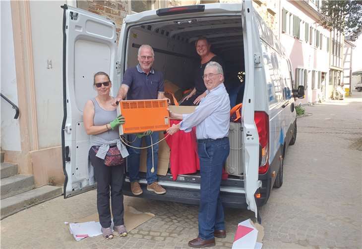 Verteilten gespendete Heizlüfter an die Bürgerinnen und Bürger im Ahrtal: Helferin Rixta Forster, Verwaltungsratsvorsitzender der Pfarrgemeinde St. Laurentius Ahrweiler Paul Radermacher, Gaby Malü, Projektinitiatorin und Mitarbeiterin des Universitätsklinikums Bonn sowie Bruno Jaeger, Geschäftsführer der Bürgerstiftung der Volksbank RheinAhrEifel eG. Foto: Volksbank RheinAhrEifel eG