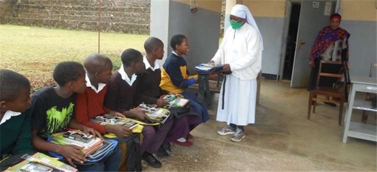 Verteilung Schulmaterial.Fotos: Rainbow Centre