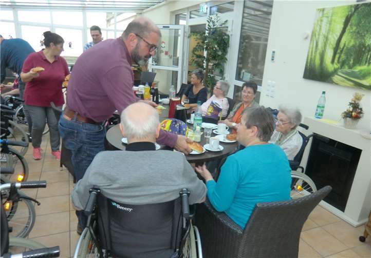 Verteilung der Martinswecken (Spende der Gemeinde Kettig).