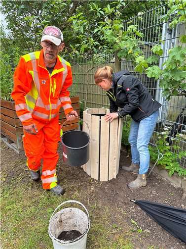 Verteilung der Turmbeete: Die Verteilung der Turmbeete an die Einrichtungen erfolgte durch den städtischen Baubetriebshof und die Projektleiterin der Essbaren Stadt, Lara Lindermann (rechts). Foto: Stadt Andernach/ Regina Unruh