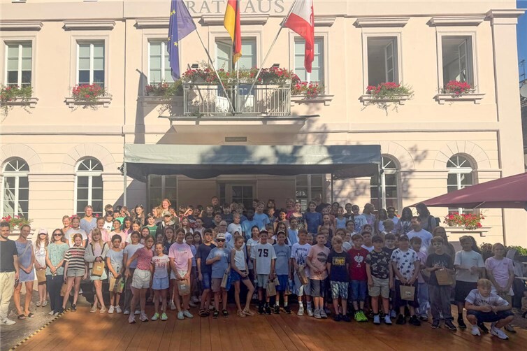 Verteilung der fairen Schultüten an die Fünftklässlerinnen und Fünftklässler vor dem Remagener Rathaus