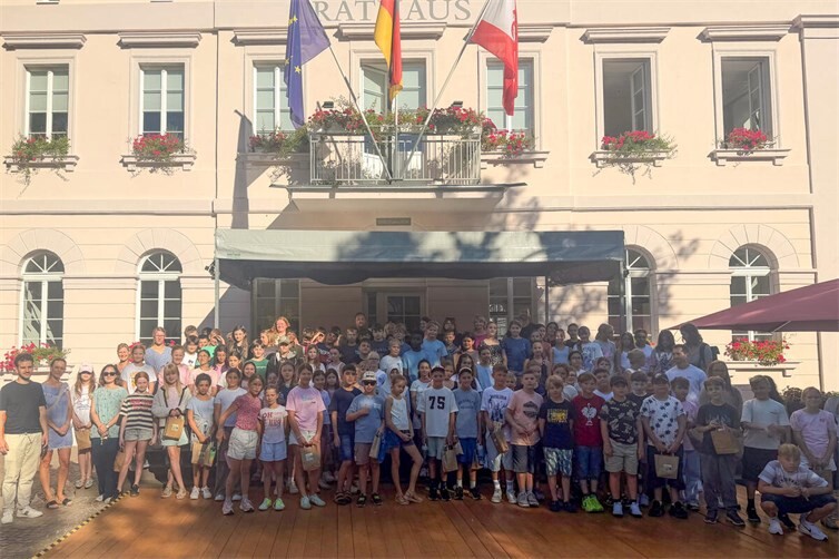 Verteilung der fairen Schultüten an die Fünftklässlerinnen und Fünftklässler vor dem Remagener Rathaus.