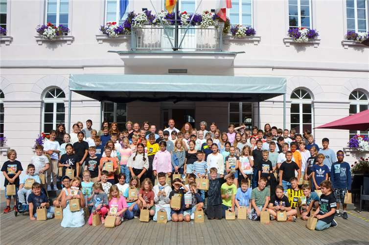 Verteilung der fairen Schultüten an die Fünftklässlerinnen und Fünftklässler vor dem Remagener Rathaus.  Foto: Matthias Baldauf