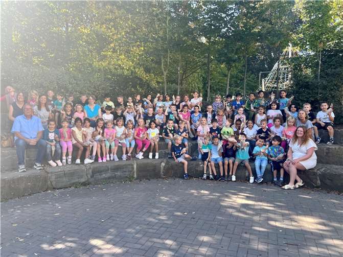 Verteilung der fairen Schultüten in Remagen mit Ortsvorsteher Wilfried Humpert. Foto: privat