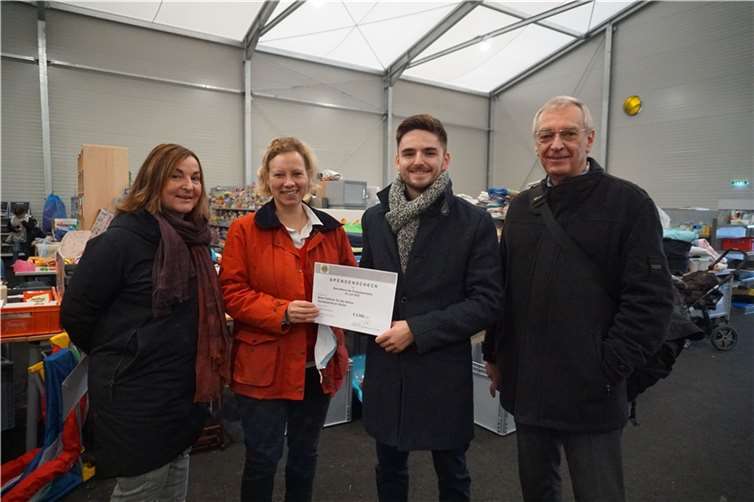 „Verteilzentrum Ahrtal“ in Gelsdorf: v.li. Gabriele Pfahl-Kreis, Katharina Bleutge (Mitglied bzw. Vizepräsidentin Lions Club Meckenheim-Wachtberg), Nick Falkner (Initiator und Organisator Verteilzentrum) und Karl-Heinz Seidel (Schatzmeister Lions Förderverein Meckenheim-Wachtberg e.V.). Quelle: Lions Club Meckenheim-Wachtberg