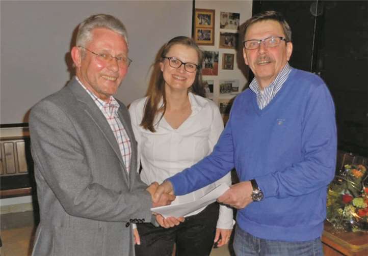 Vertrag besiegelt v.l. Wolfgang Otto, Frau Dr. Plate, Notarin, Anton Thomm. privat