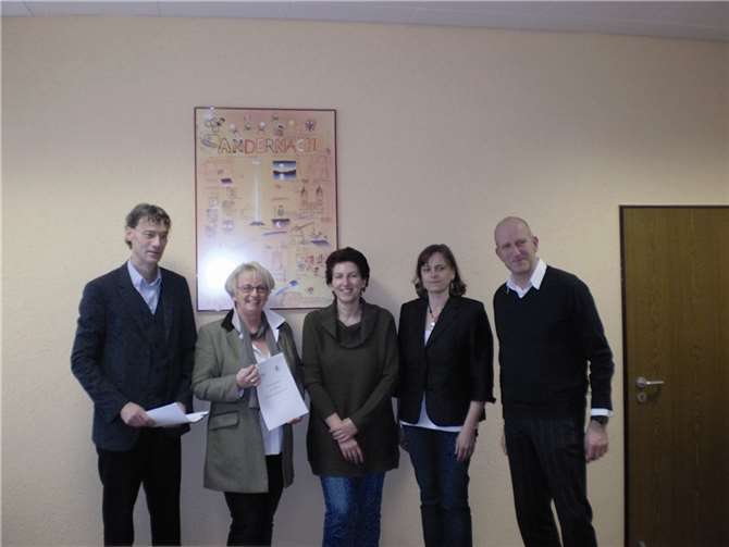 Vertragsabschluss Schulpatenschaft mit dem Kaufland Andernach, v.li.n.re.: Bernd Breuer, Hausleitung Kaufland, Dagmar Richter-Küntzer, Pädagogische Koordinatorin GSRA, Linda Pfannschmidt, Schulleiterin, GSRA, Christina Elz, Personalsachbearbeiterin Kaufland, Dr. Christoph Merschhemke, Institut Unternehmen & Schule, Bonn.