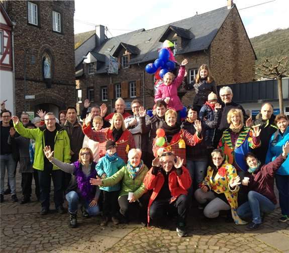 Vertragsgemäß reinigten die Karnevalisten den Heckedotz auf dem Treiser Marktbrunnen.privat