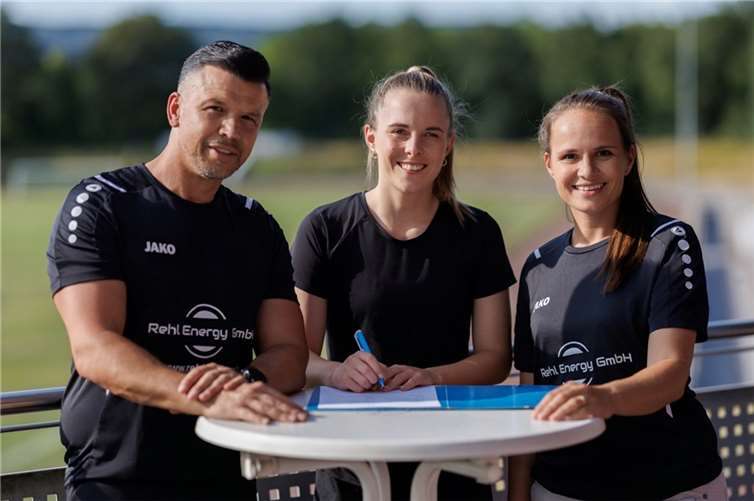 Vertragsunterschrift Michelle Reifenberg (Bildmitte) zusammen mit Teamchef André Steinbach (links im Bild) und Trainerin Isabelle Hawel (rechts im Bild). Foto: SG 99 Andernach