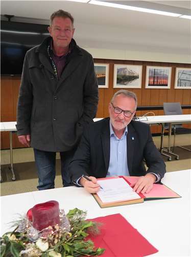 Vertragsunterzeichnung: Bürgermeister Jörg Schmidt und Claus-Peter Krah (li.) freuen sich über die neue Kooperation zwischen der Gemeinde Wachtberg und dem Tierheim u. Tierschutzverein Kreis Ahrweiler e.V. (Tierheim Remagen). Foto: privat