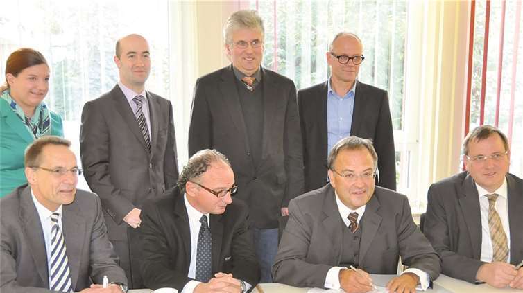 Vertragsunterzeichnung: (V.v.r.) Ortsbürgermeister Martin Braun, Bürgermeister Bernd Weidenbach, Oberbürgermeister Achim Hütten, Winfried Moser (Deutsche Telekom AG); (h.v.r.) Gerhard Oelsberg (Wirtschaftsförderer Bad Breisig), Ortsvorsteher Kell Reinhard Hauter, Tino Hackenbruch (Wirtschaftsförderung Kreisverwaltung Ahrweiler) und Kristina Neitzert (Andernach.net GmbH). privat