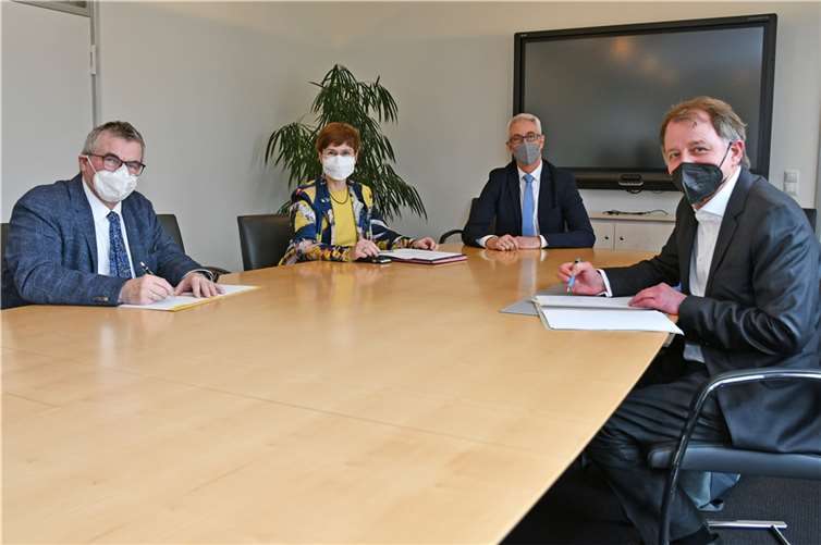 Vertragsunterzeichnung als Startschuss für mehr Glasfaser in MYK. V.li. Landrat Dr. Alexander Saftig, Rita Emde, Prokuristin der Wirtschaftsförderungsgesellschaft am Mittelrhein, WFG-Geschäftsführer Henning Schröder und Dr. Ulrich Nitschke von der Deutschen Glasfaser. Quelle: Kreis MYK