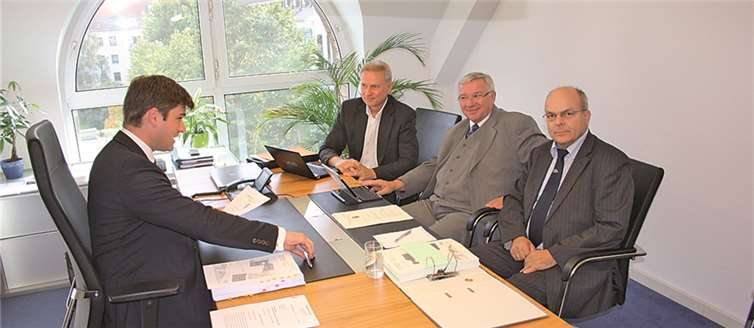 Vertragsunterzeichnung bei Notar Dr. Richard Koch-Sembdner (links) mit Martin Görlitz (2.v.l.) OB Joachim Hofmann-Göttig (2.v.r.) und Jürgen Czielinski, Amtsleiter Wirtschaftsförderung.privat