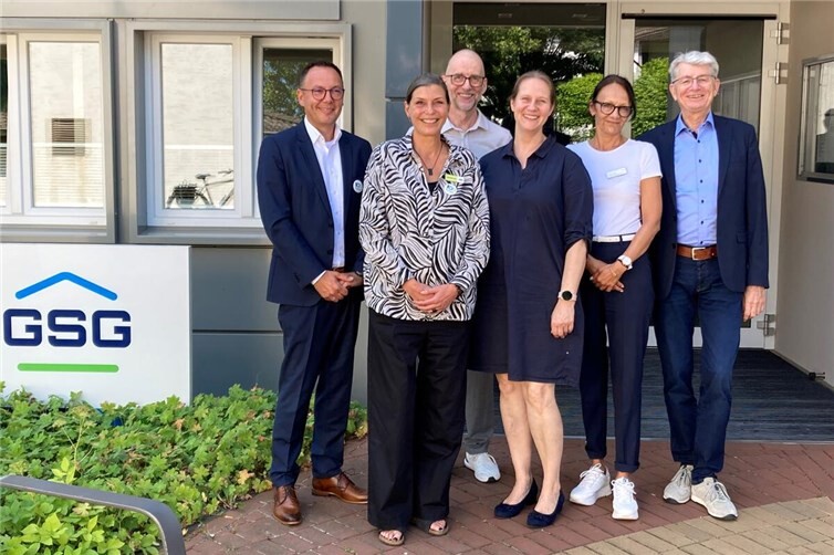 Vertragsunterzeichnung für die neue Kooperation zwischen der GSG Neuwied und Marienhaus. Das Bild zeigt von links: David Meurer, Geschäftsführer der GSG Neuwied, Alexandra Gras; Sozialmanagerin der GSG, Jörg Warnke, stellvertretender Geschäftsbereichsleiter Altenhilfe / Leitung des Bereichs „Entwicklung und Projekte (EP)“, Stefanie Schmidt-Enskat, Pflegedienstleitung Marienhaus Mobil, Jessica Yazan, Pflegedienstleiterin / Stellvertretende Einrichtungsleitung der Tagespflege Marienhaus, Ralf Seemann, Beigeordneter der Stadt Neuwied. 