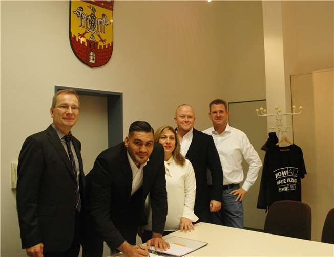 Vertragsunterzeichnung im Sinziger Rathaus: (v.l.n.r.) Andreas Geron, Mohamed Abdallah, Huda Agha, Norman Wirbel und Gabriel Hrabowski.BL