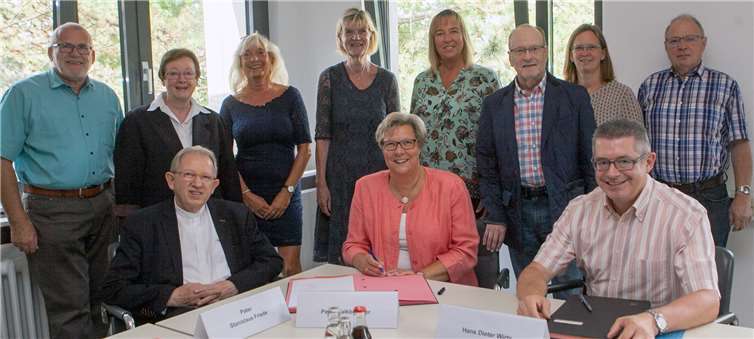 Vertragsunterzeichnung im Zusammenhang mit dem geplanten Neubau eines katholischen Kindergartens in Heimerzheim: Pater Stanislaus Friede, Bürgermeisterin Petra Kalkbrenner und der Erste Beigeordnete Hans Dieter Wirtz freuen sich auf eine gute Zusammenarbeit.JOST