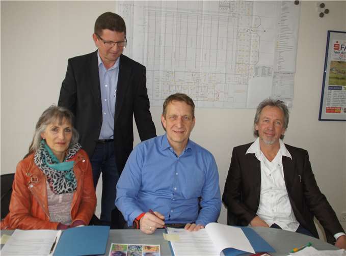Vertragsunterzeichnung mit Fachbereichsleiter Rolf Bleser (im Hintergrund) sowie Martina Grosvenor, Bürgermeister Maximilian Mumm und Gavin Grosvenor (von links)..VG Maifeld