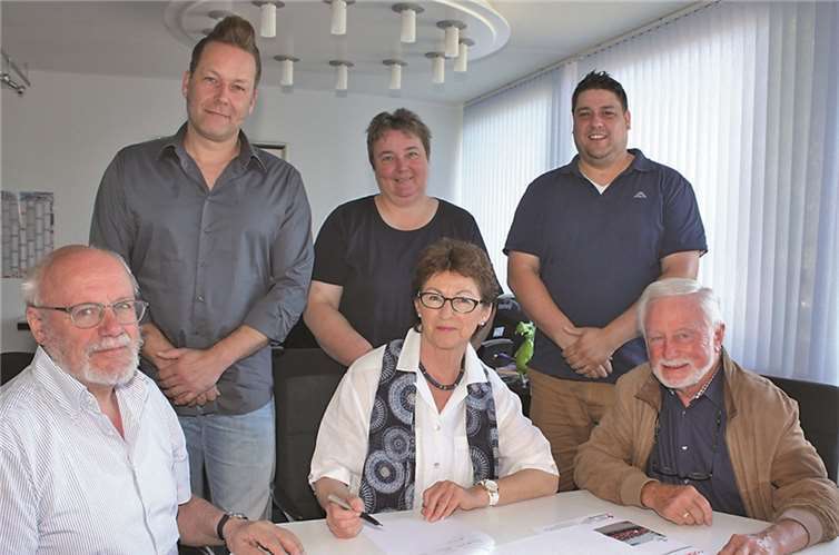 Vertragsunterzeichnung: (vorne, v.l.n.r.) Kurt Zimmermann (Ökumen. AK), Bürgermeisterin Renate Offergeld und Hans-Jürgen Döring, (hinten l.u.r.) Danyel H. Guré und Michael Bau (DRK-Ortsverein Wachtberg) sowie Kämmerin Beate Pflaumann.Gemeinde Wachtberg/mm