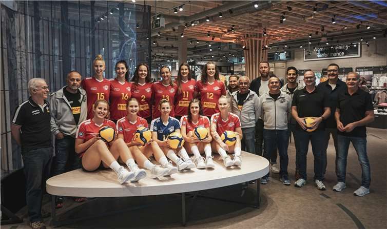 Vertragsverlängerung in Mülheim-Kärlich: Craft, Intersport Krumholz und Deichstadtvolleys verlängern die Zusammenarbeit bis 2026.  Foto: Philipp Ockenfeld/Intersport Krumholz