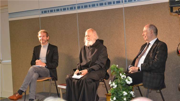 Vertrauen gab es auch zwischen den Gesprächspartnern (v.l.) Joachim Frank, Anselm Grün und Nikolaus Schneider.Foto: E.T. Müller