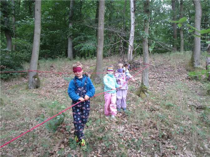 Vertrauensübung der Maxis mit verbundenen Augen.  Fotos: privat