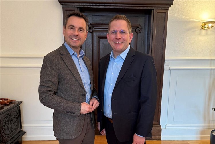 Vertrauensvolle Fortsetzung: v.li. Oberbürgermeister David Langner und Geschäftsführer Lars Hörnig nach Verlängerung des Geschäftsführervertrags. Foto: SWK
