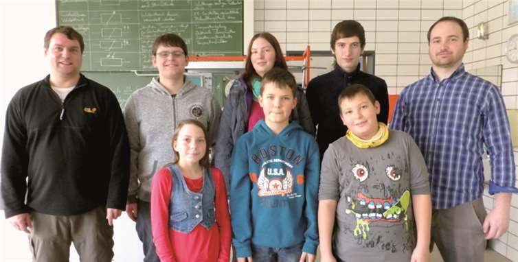 Vertreten die Realschule plus Kaisersesch bei „Jugend forscht“: hintere Reihe v.l.n.r.: Alexander Sawade (Projekt Betreuer), Tobias Krämer, Charlotte Berressem, Simon Brost, Andre Müller (Projektbetreuer), vordere Reihe v.l.n.r.: Shannen Arenz, Moritz Johann und Luca Kapp. privat