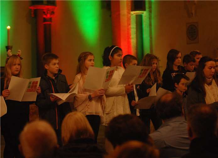 Vertreten waren die Schulklassen und AGs von der 5. bis zur 10. Jahrgangsstufe, die mit ihren Musiklehrern diese Veranstaltung schon seit den Sommerferien vorbereiten.