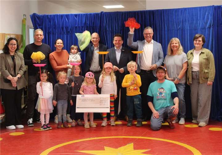 Vertreter Förderverein und Elternrat Kita Apfelbaum, Bert Spilles (Bürgerstiftung Meckenheim), Holger Jung (Bürgerstiftung Meckenheim), Burchard Kraus (Bürgerstiftung Meckenheim), Dagmar Höhn (stellvertretende Kita Leitung), Vertreterin Elternrat Kita Apfelbaum, Nils Gruber (Erlebnisakademie Rheinbach) gemeinsam mit Kindern aus der Kita Apfelbaum. Foto: Bürgerstiftung Meckenheim