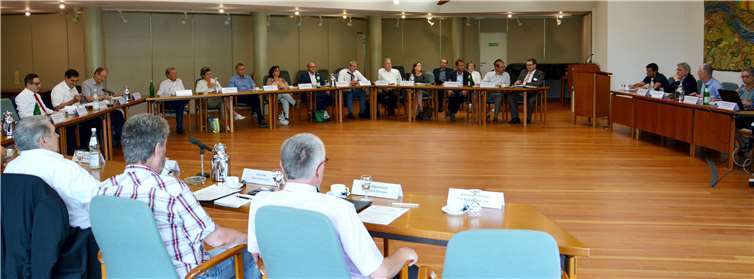 Vertreter aller Bereiche des Gesundheitssektors im Rhein-Lahn-Kreis sowie des Kreistages trafen sich jetzt zur ersten Kreisgesundheitskonferenz, zu der Landrat Frank Puchtler (2. von rechts) eingeladen hatte. Uwe Rindsfüßer