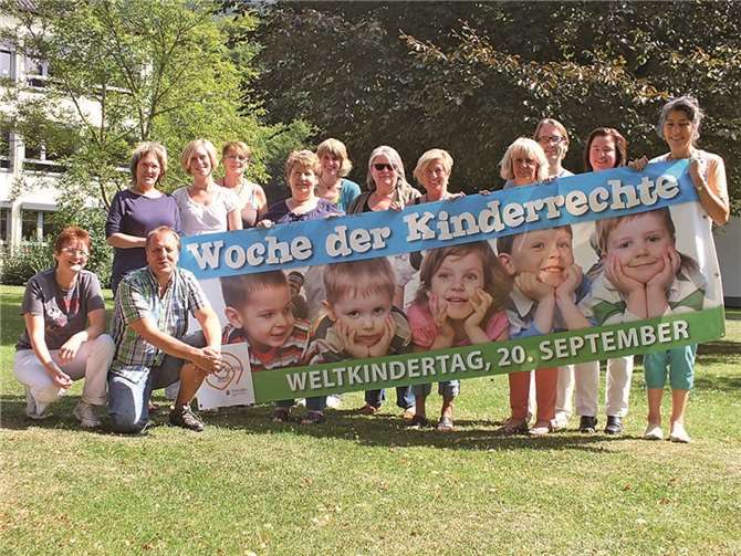 Vertreter aller sieben teilnehmenden Kindergärten und vier Grundschulen und des Kulturvereins und Jugendbüros freuen sich auf den Weltkindertag am 20. September. privat