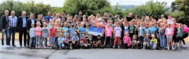 Vertreter aus Politik und der Stadtwerke, das Betreuerteam mit Helfern und natürlich die Kinder, die beim Sommerferienprogramm des HIGH 5 Team Andernach erlebnisreiche Tage verbrachten. Foto: GS
