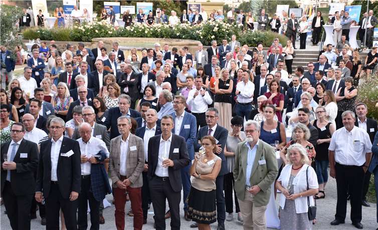 Vertreter aus Unternehmen, Politik und Verwaltung waren an diesem Abend nach Koblenz gekommen. Fotos: HEP