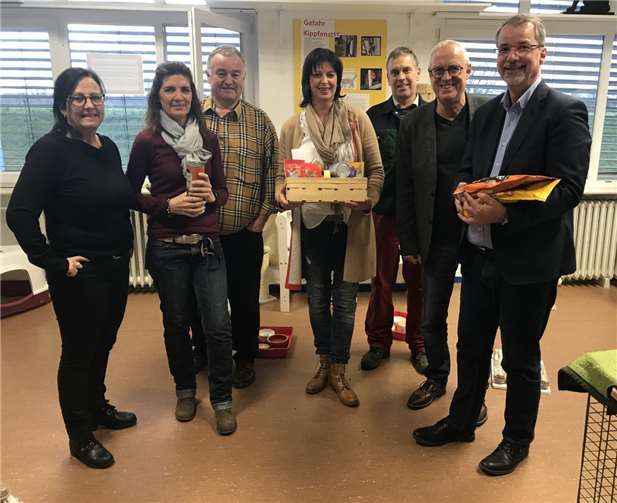 Vertreter aus der SPD-Ratsfraktion mit dem Fraktionsvorsitzenden Sven Lefkowitz bei der Katzenhilfe Neuwied. V.r.: Petra Grabis, Gerlinde Wittlich, Uwe Siebenmorgen, Simone Stumm, Christian Scheidgen, Fredi Winter und Sven Lefkowitz.Foto: privat