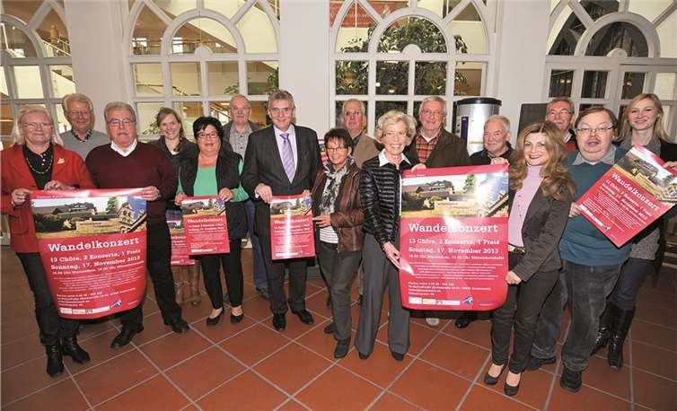 Vertreter der Andernacher Chöre sowie Mitarbeiterinnen und Mitarbeiter des Kulturpunkts und Bürgermeister Claus Peitz stellten das Programm für das gemeinsame Konzert der Andernacher Chöre vor. Stadtverwaltung/Maurer