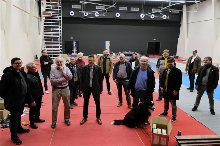Vertreter der Bündnisfraktionen zeigen sich beeindruckt von der neuen Veranstaltungshalle. Michael Krose (SWN) erläuterte gemeinsam mit dem Errichter der Halle Herrn Becker die Konzeption, Bauweise und die Nutzungsmöglichkeiten