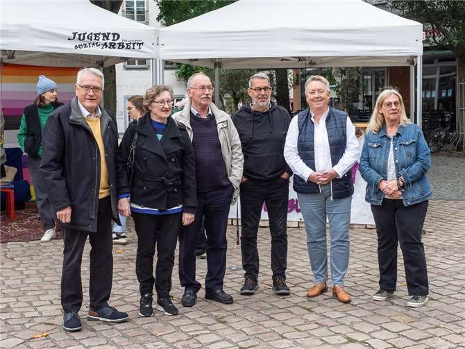 Vertreter der Bürgerinitiative „Unsere Altstadt“ mit Bürgermeisterin Ulrike Mohrs . Foto: Hermann Schäfer