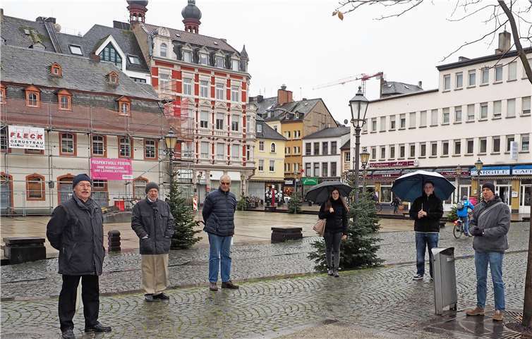 Vertreter der Bürgerinitiative „Unsere Altstadt“ trafen sich mit der Straßenverkehrsbehörde Koblenz und dem Fahrradbeauftragten der Stadt Koblenz Tobias Weiß-Bollin (re.) am MünzplatzFoto: Hermann Schaefer