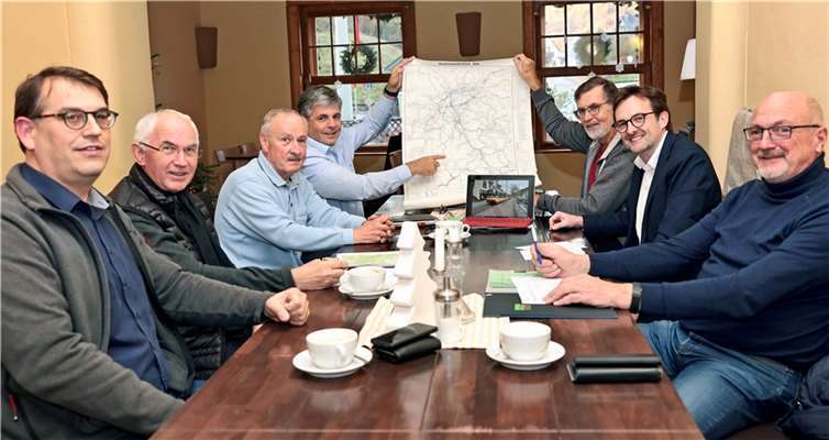 Vertreter der CDU-Adenau und der Ahrtalbahnfreunde sprechen sich für eine Prüfung der Reaktivierung der Bahnstrecke von Ahrbrück bis Adenau aus. Foto: Dreschers